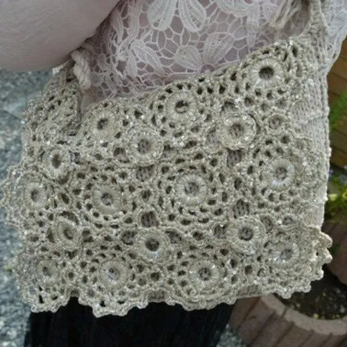 Sac  granny crochet coton , sac  bandoulière  ,  beige  ,  fil paillettes,  anneaux ; 35cm de large sur 25cm de haut ,